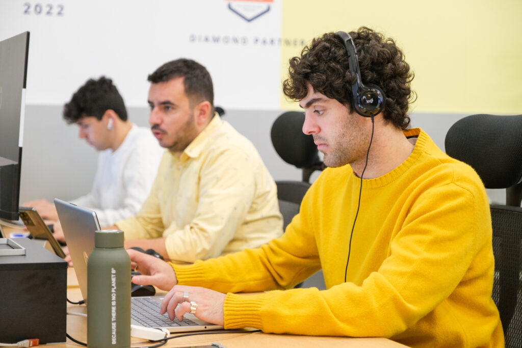 trabajadorrs implementando estrategias de marketing