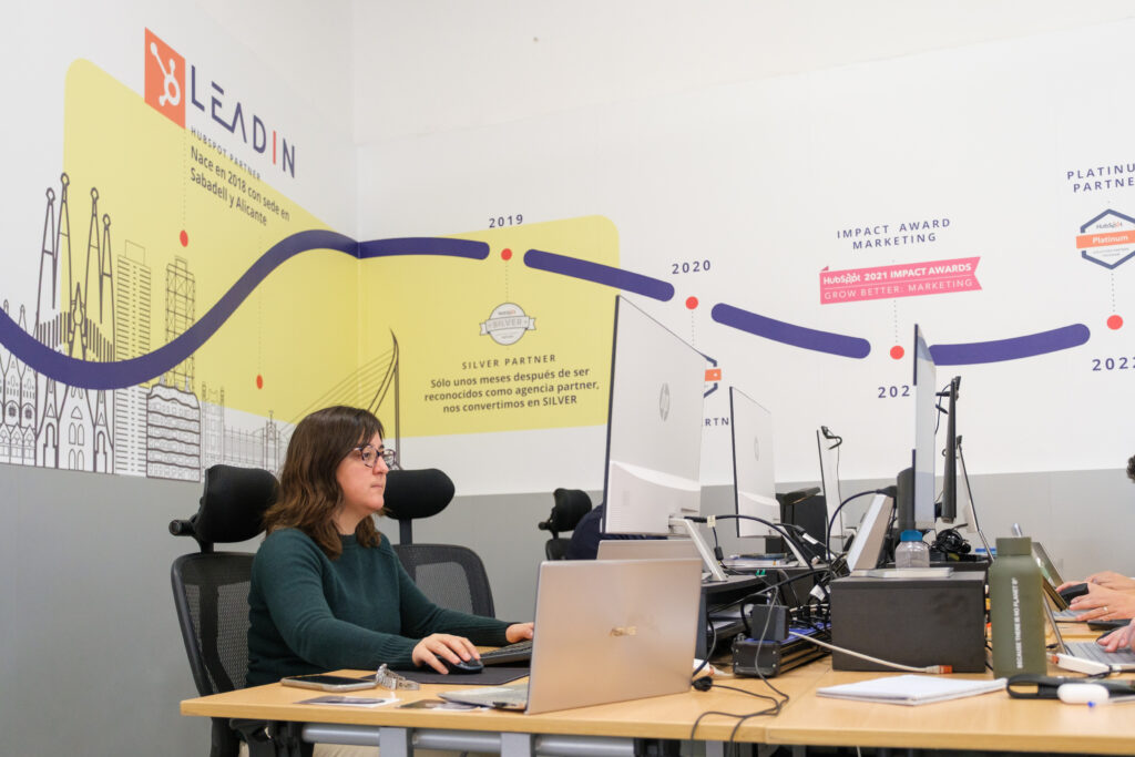 espacio leadin con empleada trabajando