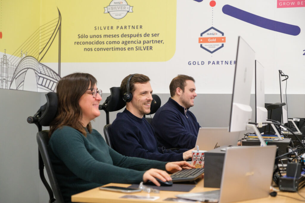 trabjadores en sintonia implementando Hubspot