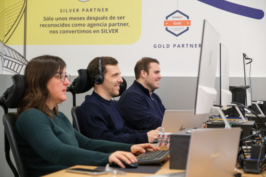 trabjadores en sintonia implementando Hubspot