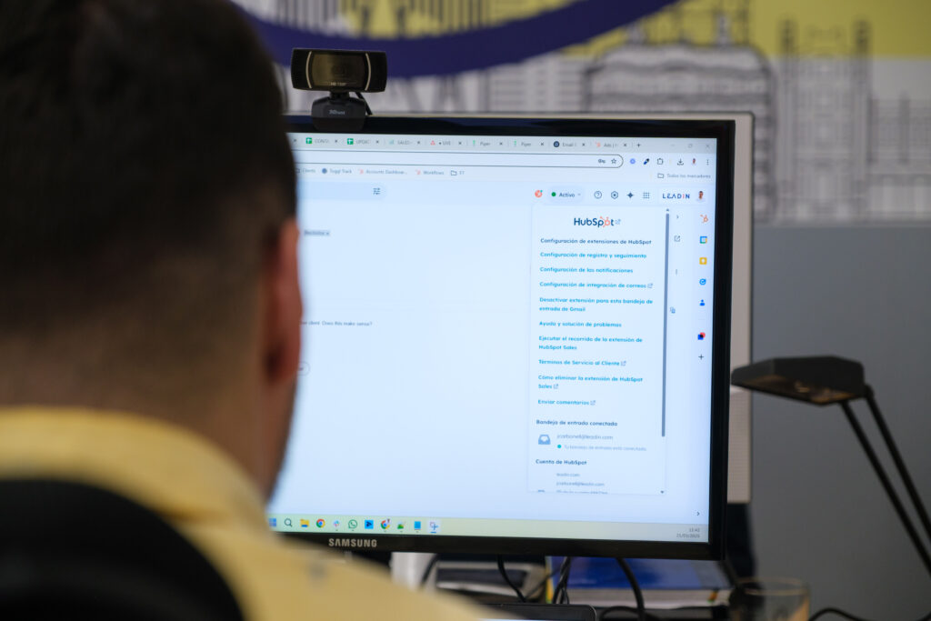 trabajador empleando estrategias Hubspot